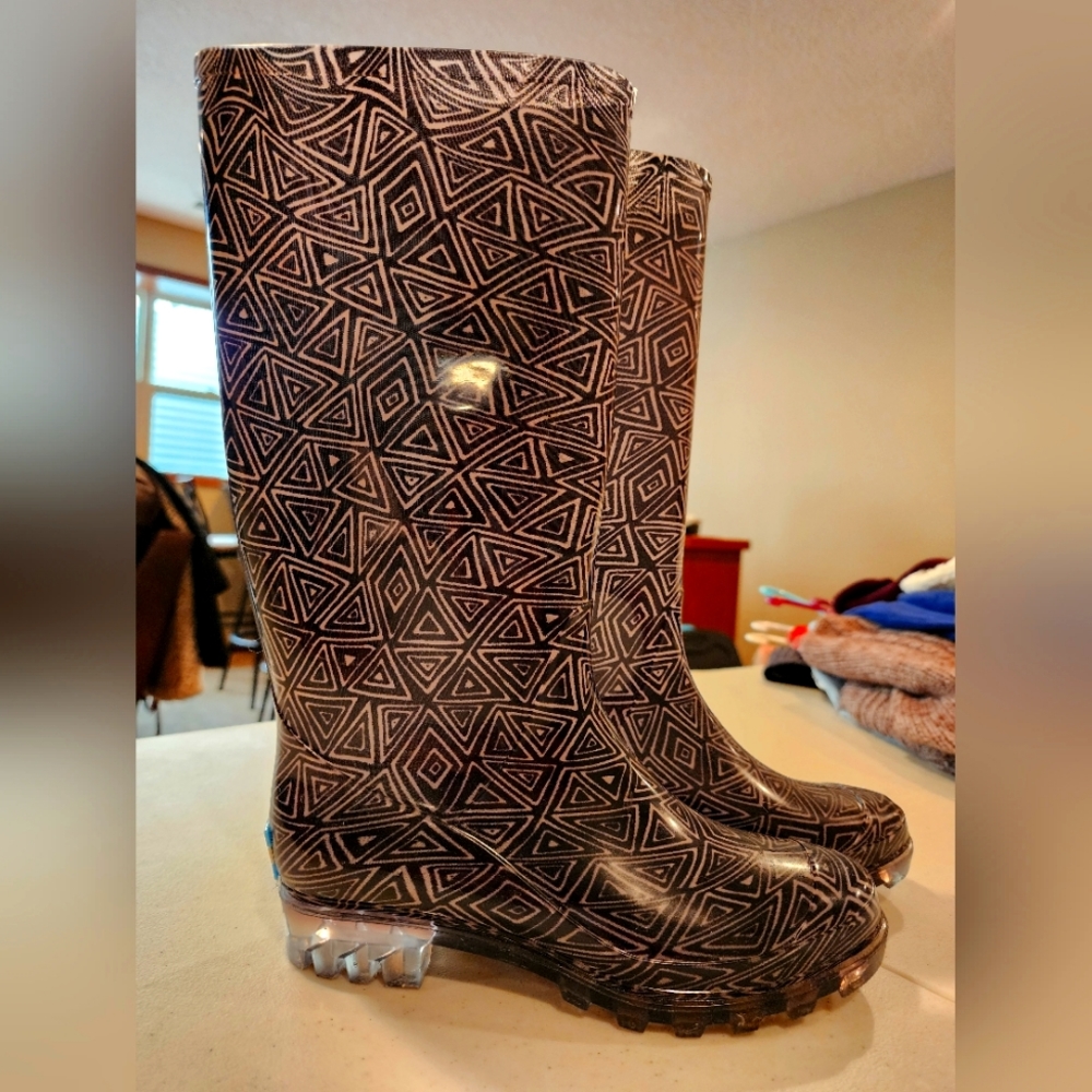 Toms Cabrilla rubber boots size women's 6 (W6)